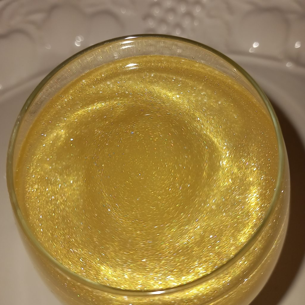 Gold-edible-glitter-top