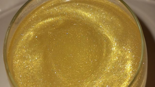 Gold-edible-glitter-top